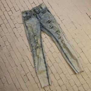 Misses size 1 high rise sculpting skinny jeans. Stonewashed color